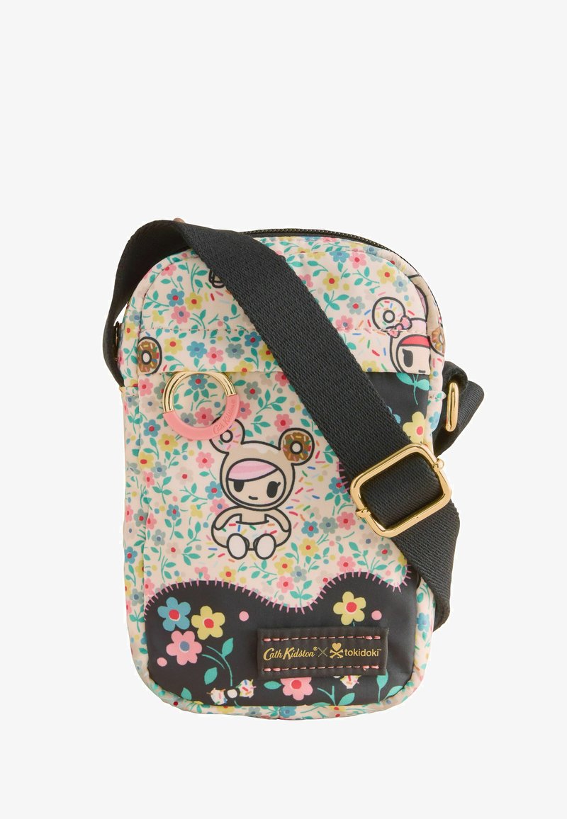Mala cvjetna torbica preko ramena s crnim podesivim remenom, crtani lik s ušima u obliku krafne i naljepnica s Cath Kidston x tokidoki logom.