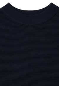Maglione blu scuro navy con una texture a coste e design con scollo rotondo. Il tessuto appare morbido e leggermente strutturato, aumentando la profondità visiva.