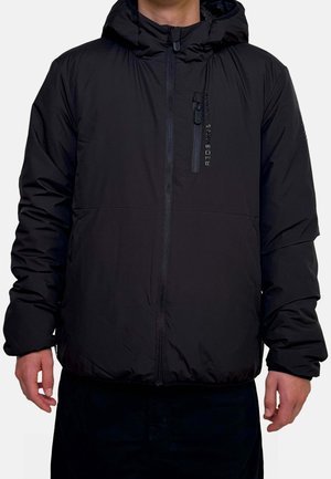 Veste noire isolante avec capuche, dotée d'une fermeture éclair frontale, d'une poche poitrine et de poignets réglables. Texture lisse avec un design élégant et moderne.