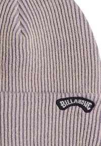 Lilla og beige stribet strikket hue med ribbet tekstur og et sort Billabong logo patch på siden. Blødt materiale, tætsiddende pasform.