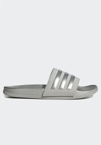 Sandalo slide grigio chiaro con una cinghia testurizzata che presenta tre strisce metalliche argentate. Suola liscia e flessibile con una punta arrotondata.