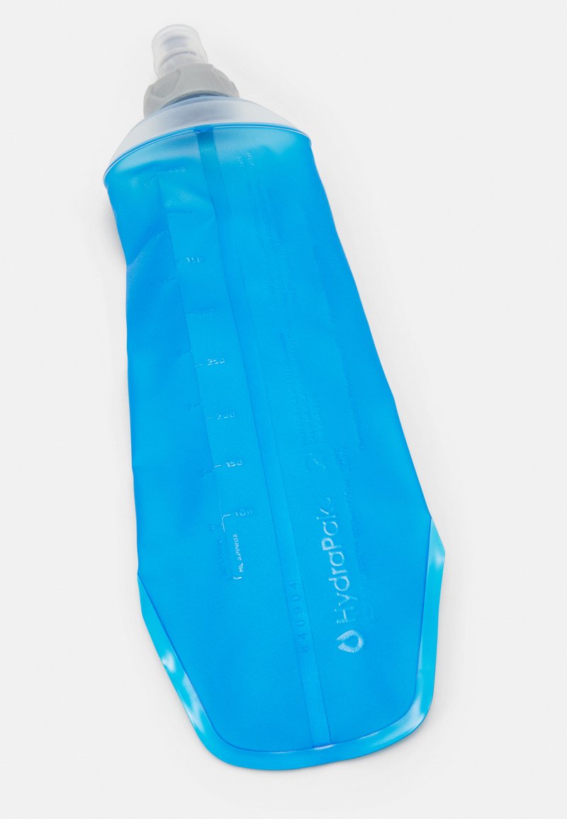 Flacon HydraPak, en silicone bleu flexible ; forme conique avec une large base, marques de mesure sur le côté et un bouchon à vis gris pour un remplissage facile.
