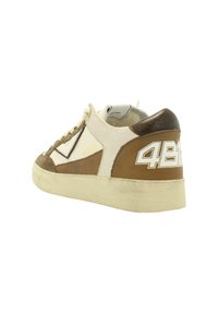 Sneaker marrone e bianco con tomaia in pelle texturizzata e suede, caratterizzata da una suola chunky e un grande dettaglio "481" sul tallone.