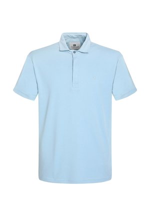 Vaaleansininen polo-paita, joka on valmistettu pehmeästä kankaasta. Paidassa on kaulus, kaksi nappia, lyhyet hihat ja pieni logo rinnassa.