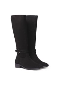 Botas negras hasta la rodilla hechas de suave gamuza. Presentan una textura lisa, tacón plano y una cinta decorativa con una hebilla cuadrada.