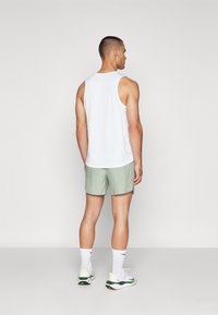 Nike Performance STRIDE - Korte sportsbukser - jade horizon/black/reflective silver