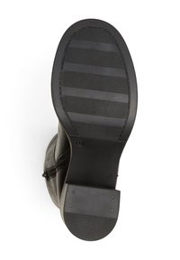 Schwarzer Absatzstiefel mit einer strukturierten Gummisohle, die horizontale Rillen und eine geformte Ferse aufweist. Glatte Kanten und verstärkte Nähte sind sichtbar.
