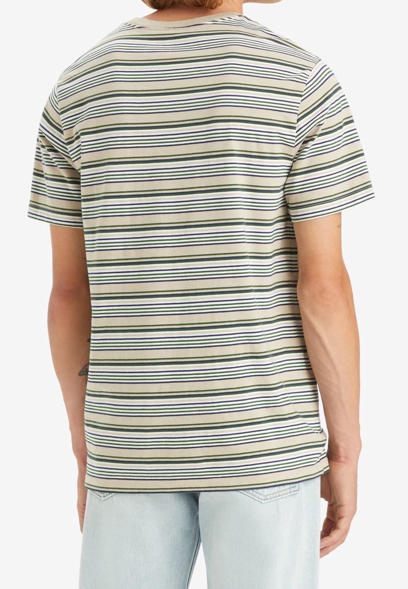 T-shirt à manches courtes rayé en beige, avec des rayures horizontales vertes et bleu marine. Tissu doux avec une coupe décontractée, col rond et coutures visibles.
