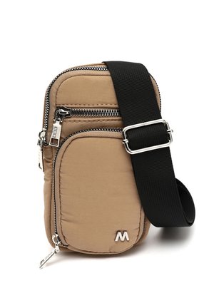 Sac bandoulière en nylon beige avec deux compartiments zippés, bande ajustable noire et quincaillerie en argent. Présente une surface texturée et rembourrée.
