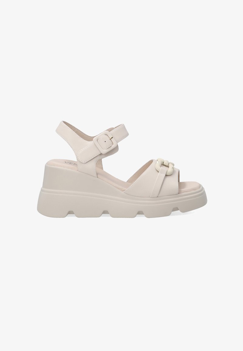 Wedge sandal i lys beige syntetisk materiale. Har en ankelrem med spænde, dekorative krydsbånd og en kraftig platformsål.