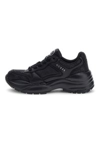 Zapatilla deportiva negra con acabado texturizado, con punta redondeada, cuello acolchado y cordones. Logotipo "GUESS" en el lateral. Suela de goma gruesa.