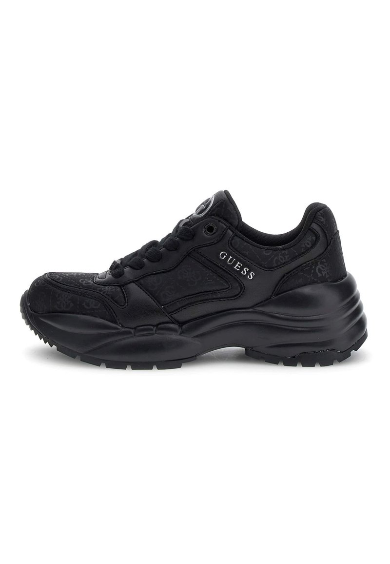 Zapatilla deportiva negra con acabado texturizado, con punta redondeada, cuello acolchado y cordones. Logotipo "GUESS" en el lateral. Suela de goma gruesa.