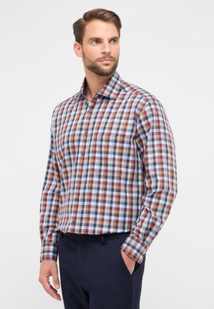 Geruite overhemd met lange mouwen in rood, blauw en wit; lichte stof; button-down kraag; één borstzak; marineblauwe broek.