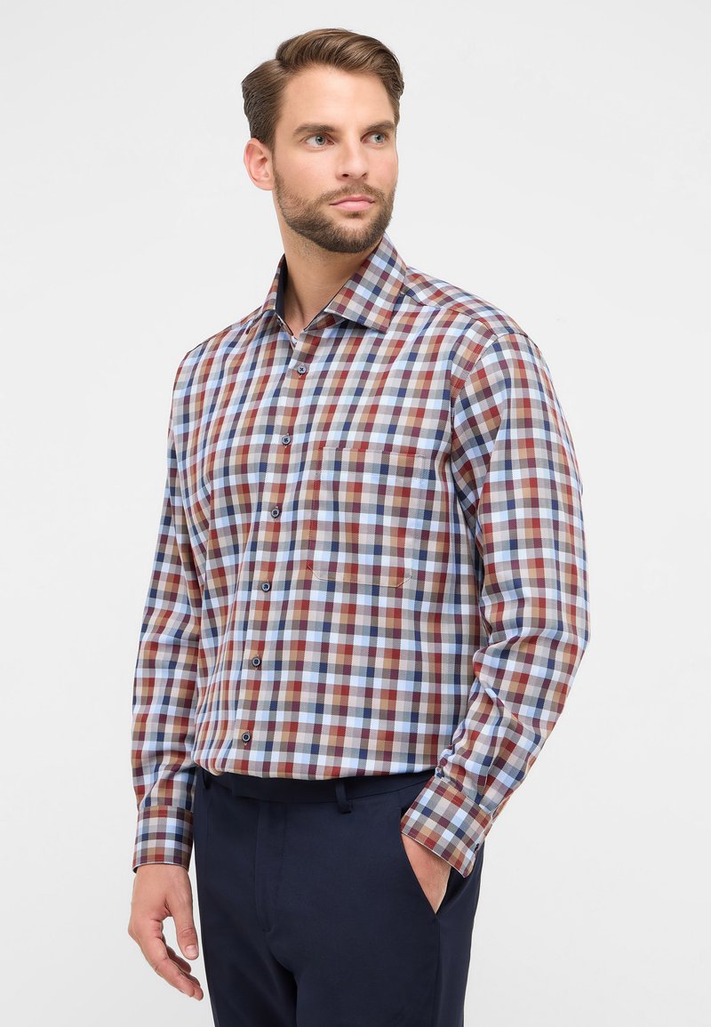 Geruite overhemd met lange mouwen in rood, blauw en wit; lichte stof; button-down kraag; één borstzak; marineblauwe broek.