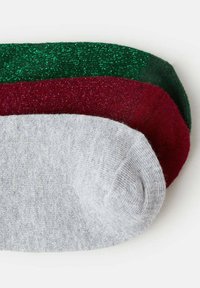 Drei Paar Knöchelsocken werden gezeigt: ein grünes mit funkelnden Akzenten, ein burgunderrotes und ein hellgraues, alle mit weicher Textur.