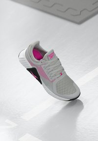 FLIP CHARGE - Treniņkurpes - pure grey 2/laser pink