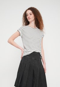 Vero Moda VMBRIANNA O NECK PULLOVER - T-shirt imprimé - snow white/black