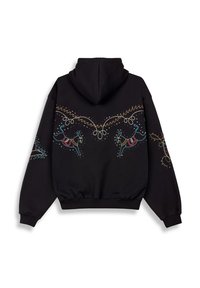 Sudadera negra con bordados coloridos de caballos galopando y espirales en la parte posterior, con una tela texturada y suave, además de una capucha con cordón.