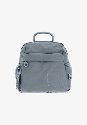 Sac en nylon gris texturé avec une poignée supérieure, des compartiments zippés, une poche avant et un détail de logo. Présente des bords arrondis et des motifs subtils.