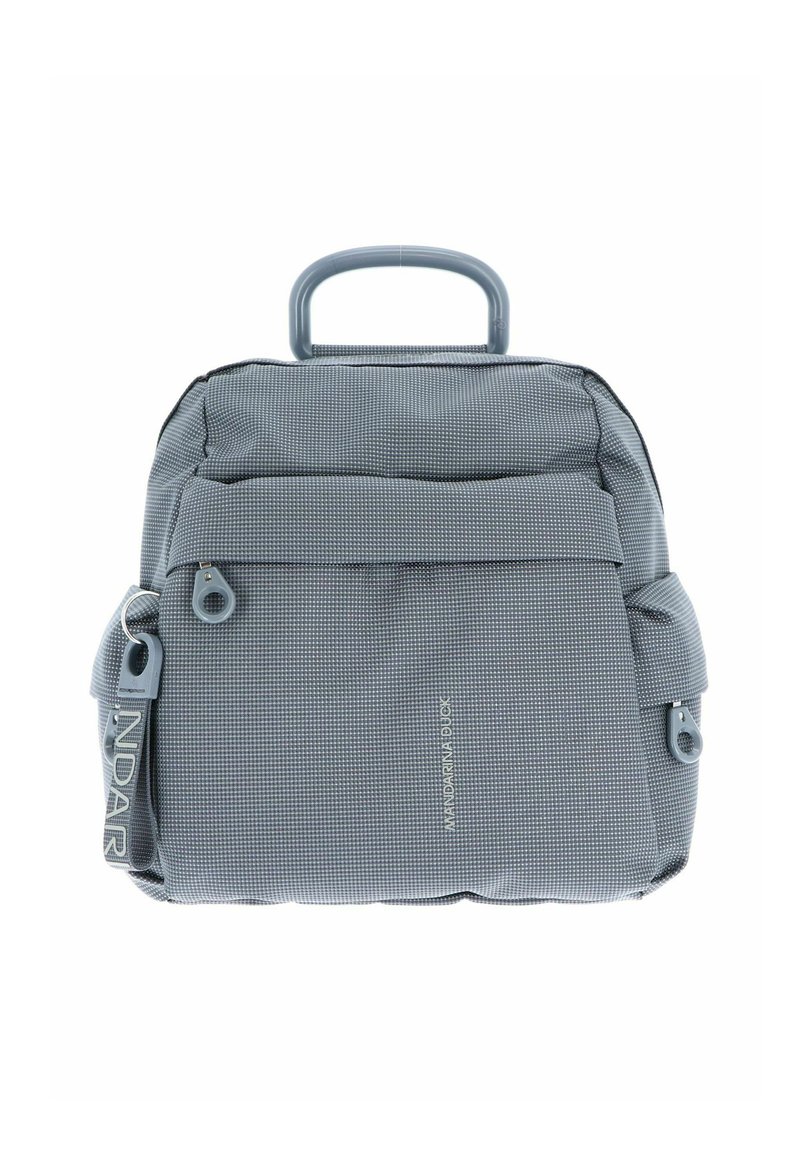 Sac en nylon gris texturé avec une poignée supérieure, des compartiments zippés, une poche avant et un détail de logo. Présente des bords arrondis et des motifs subtils.