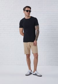 Pier One 3 PACK BASIC MUSCLE FIT T SHIRT - T-shirts - white/mottled light grey/black