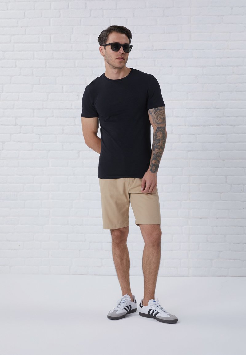 Pier One 3 PACK BASIC MUSCLE FIT T SHIRT - T-shirts - white/mottled light grey/black