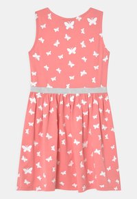 Korálové šaty s přiléhavým korzetem a rozšířenou sukní, zdobené stříbrným páskem a bílým vzorem motýlů po celém povrchu.