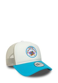 Casquette de camionneur avec un devant blanc, un dos en mesh et une visière turquoise. Présente un patch coloré brodé avec "ARTISTE D'ÉVASION D'ÉTÉ" et un personnage de bande dessinée.