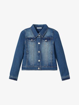 Casaco de denim em lavagem média com fecho de botões, gola, dois bolsos no peito e detalhes cosidos. Mangas longas com punhos de botão.