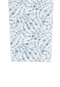 Bloemstof in het wit, met ingewikkelde blauwe en gele bloempatronen en een zachte textuur, ideaal voor tapijt of naai-projecten.