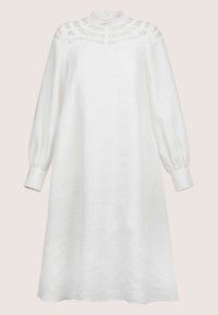 Weißes, langärmliges Midi-Kleid mit gepufften Ärmeln und einem geometrischen Ausschnitt-Design am oberen Brustbereich und den Schultern.