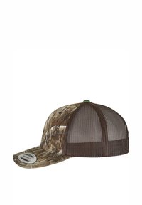 Camo-patroon cap met een bruine gaasachterkant, gebogen rand en een groene accentknop. Vertoon een mix van aardetinten en texturen.