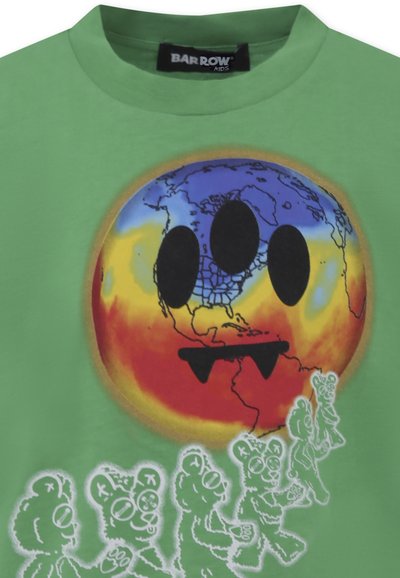 Zielona bawełniana koszulka z kolorową grafiką globu z rysowanymi cechami twarzy oraz kilkoma zarysowanymi postaciami niedźwiedzi idących poniżej.