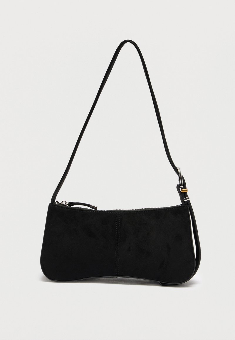 Čierna semišová kabelka cez rameno so zipsovým uzáverom a tenkým nastaviteľným remienkom na bielom pozadí.