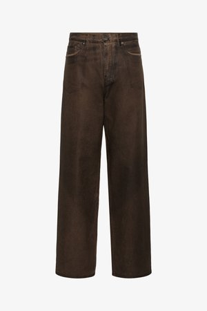 Hnědé džíny se širokými nohavicemi z měkkého denimu. Mají zapínání na knoflíky, dva přední kapsy a minimální šití. Hladká textura.