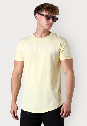 Helles gelbes Baumwoll-T-Shirt mit Rundhalsausschnitt und kurzen Ärmeln, das das Wort "ESTEEM" in weißer Schrift auf der Vorderseite trägt.