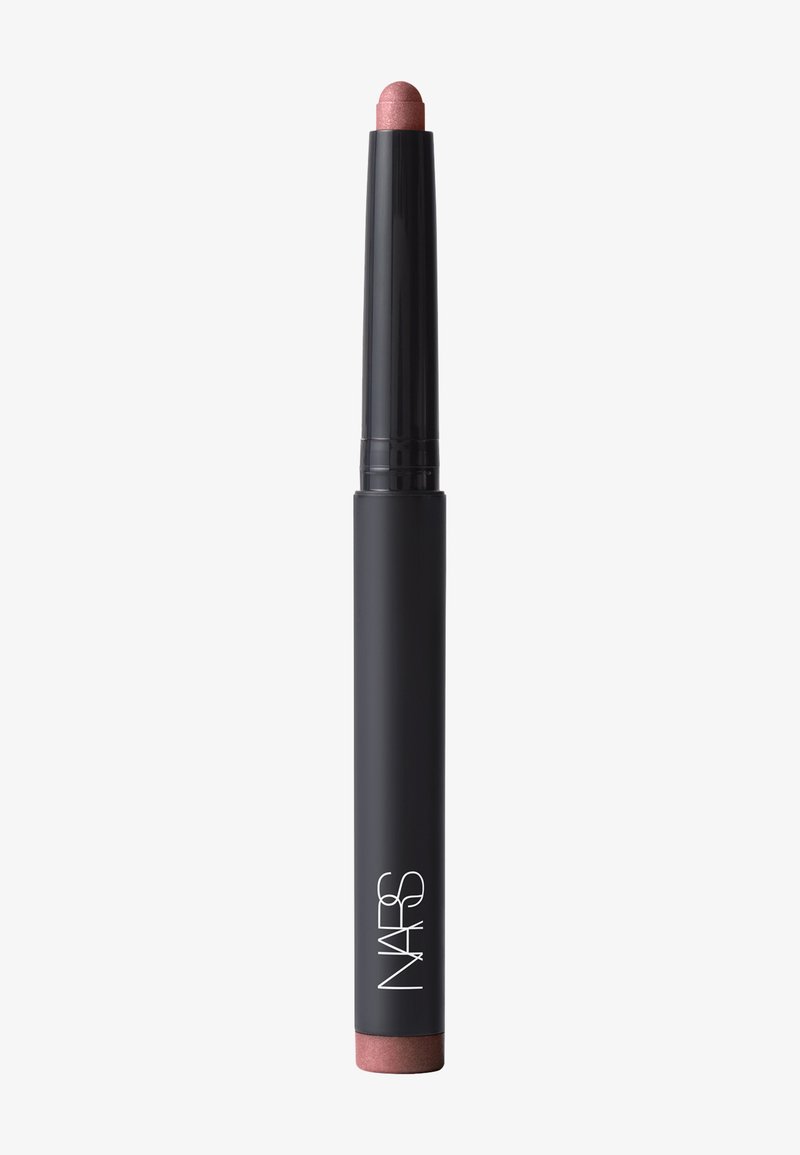 NARS leppekrayonk med en matt svart kropp og avrundet rosa metallspiss. Designet er slankt, sylinderformet, med en vridbar mekanisme for påføring.