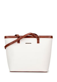 Bolso tote blanco texturizado con asas y detalles en cuero marrón. Presenta una forma rectangular y un pequeño logo metálico en la parte frontal.