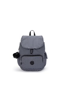 Mochila azul marino con patrón geométrico, material de tela, cierre con solapa, bolsillo frontal con cremallera, y un acento de pom-pom esponjoso en el lateral.