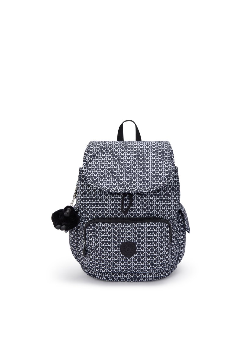 Mochila azul marino con patrón geométrico, material de tela, cierre con solapa, bolsillo frontal con cremallera, y un acento de pom-pom esponjoso en el lateral.