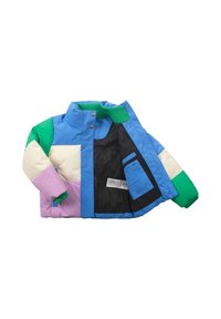 Giacca a vento colorata con sezioni in blu, verde, bianco, viola e nero. Include un colletto alto e una tasca interna con etichetta.