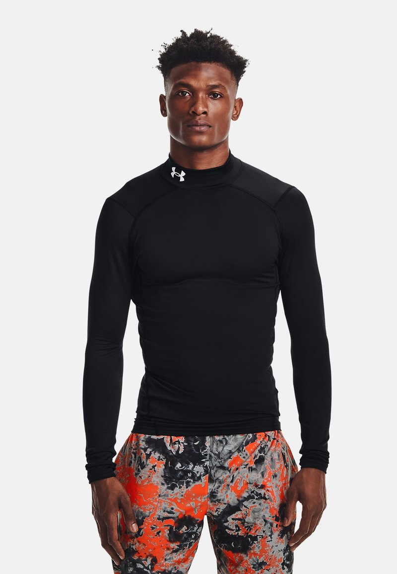 Juodas ilgomis rankovėmis marškinėlis su aukštu apykakle, pagamintas iš lygaus, tamprios medžiagos. Yra "Under Armour" logotipas ant krūtinės.