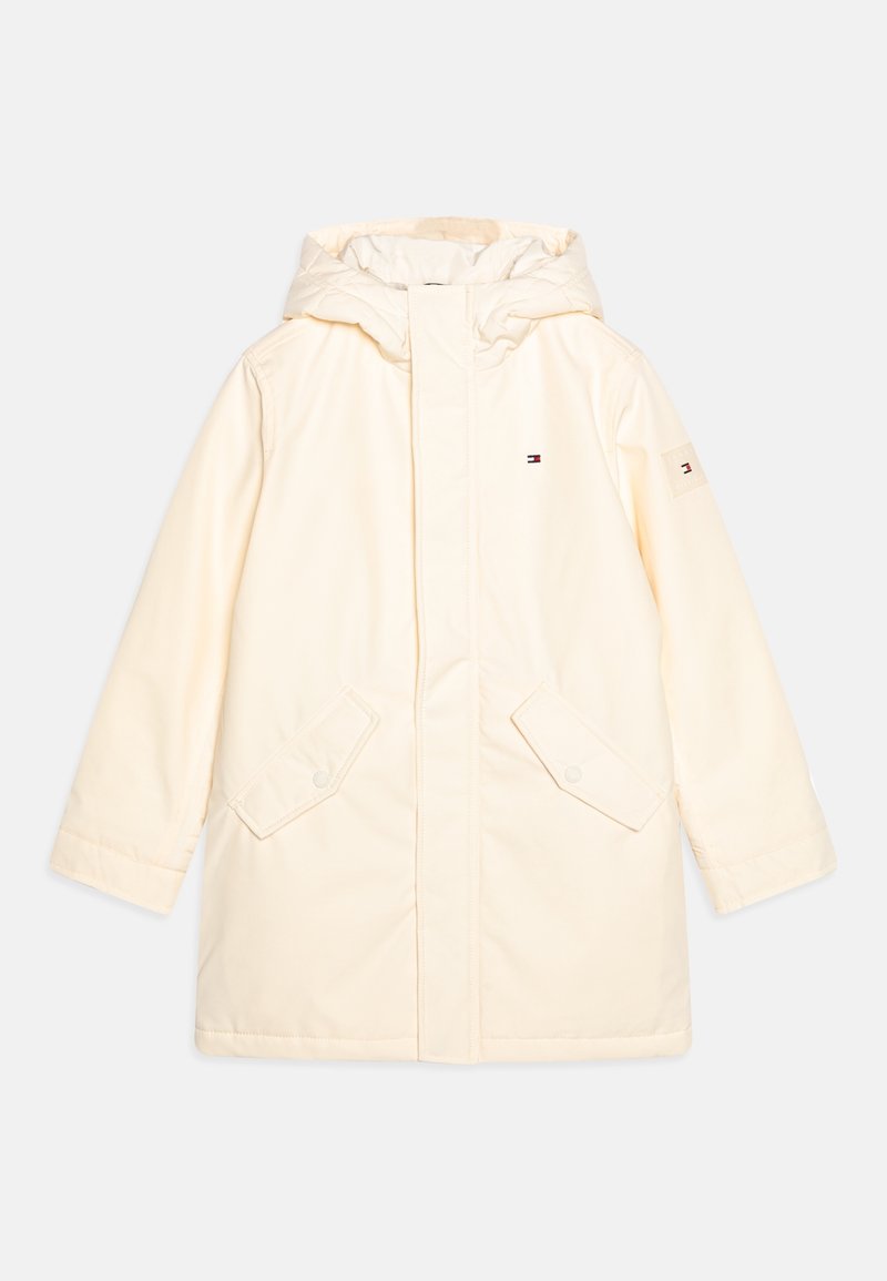 Parka color crema con cappucio, dotata di zip frontale, chiusure a bottone a pressione e due grandi tasche laterali. Patch del logo sulla manica sinistra.