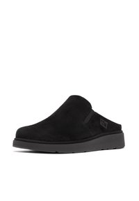 Zapato negro de ante sin cordones con puntera redondeada, gomas elásticas en los laterales y suela gruesa de goma para mayor comodidad. Branding mínimo en el lado.