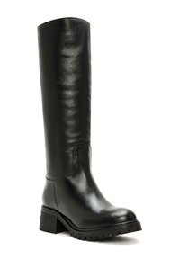Bota de cuero negra hasta la rodilla con un acabado texturizado, puntera redondeada, tacón cuadrado y suela resistente para una mejor tracción.