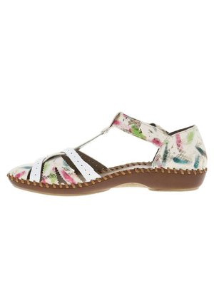 Sandale blanche avec un imprimé floral multicolore sur la zone des orteils, dotée d'un design à lanières et d'une semelle texturée marron avec des détails cousus.