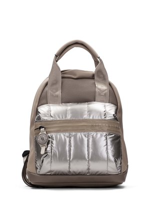 Mochila compacta color topo con bolsillo delantero acolchado plateado y dos asas superiores, con cremallera con tirador redondo.