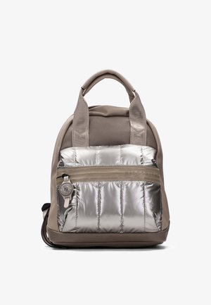 Kompakter taupefarbener Rucksack mit gepolstertem silbernem Frontfach und zwei oberen Griffen, mit Reißverschluss und rundem Zuggriff.