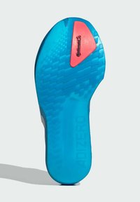 Modrá gumová podrážka s texturovaným povrchem, zdobená růžovým logem Continental a embosovaným nápisem "ADIZERO". Hladké okraje a ergonomický tvar.