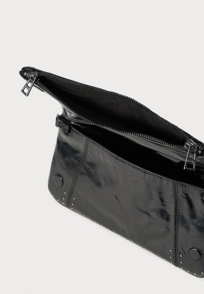 Μαύρη συνθετική τσάντα με κλείσιμο με φερμουάρ. Διαθέτει λεία υφή, διακοσμητικά καρφιά και ραμμένα πάνελ. Το εσωτερικό είναι επενδυμένο με μαύρο ύφασμα.